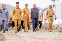Fahri Hamzah didampingi Bupati Dompu, jajaran Organisasi Perangkat Daerah (OPD) Kabupaten Dompu, serta perwakilan Pemerintah Provinsi NTB saat menuju lokasi peresmian hasil Program DAK Pengentasan Permukiman Kumuh Terpadu (PPKT) Kawasan Dorokarama II Segmen I Tahun 2025 di Desa Soro, Kecamatan Kempo, Kabupaten Dompu.