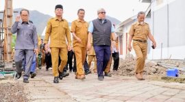 Fahri Hamzah didampingi Bupati Dompu, jajaran Organisasi Perangkat Daerah (OPD) Kabupaten Dompu, serta perwakilan Pemerintah Provinsi NTB saat menuju lokasi peresmian hasil Program DAK Pengentasan Permukiman Kumuh Terpadu (PPKT) Kawasan Dorokarama II Segmen I Tahun 2025 di Desa Soro, Kecamatan Kempo, Kabupaten Dompu.