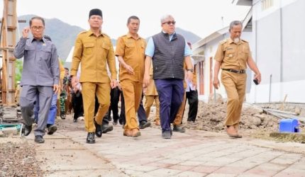 Fahri Hamzah didampingi Bupati Dompu, OPD Dompu, dan perwakilan Pemprov NTB menuju lokasi peresmian Kawasan Dorokarama II di Desa Soro Kabupaten Dompu.