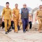 Fahri Hamzah didampingi Bupati Dompu, jajaran Organisasi Perangkat Daerah (OPD) Kabupaten Dompu, serta perwakilan Pemerintah Provinsi NTB saat menuju lokasi peresmian hasil Program DAK Pengentasan Permukiman Kumuh Terpadu (PPKT) Kawasan Dorokarama II Segmen I Tahun 2025 di Desa Soro, Kecamatan Kempo, Kabupaten Dompu.