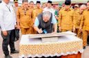 Terlihat Wakil Menteri Perumahan dan Kawasan Permukiman (PKP) Republik Indonesia, Fahri Hamzah, meresmikan hasil Program DAK Pengentasan Permukiman Kumuh Terpadu (PPKT) Kawasan Dorokarama II Segmen I Tahun 2025 di Desa Soro, Kabupaten Dompu, didampingi Bupati Dompu, jajaran Pemerintah Kabupaten Dompu, serta perwakilan Pemerintah Provinsi NTB.