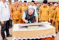 Terlihat Wakil Menteri Perumahan dan Kawasan Permukiman (PKP) Republik Indonesia, Fahri Hamzah, meresmikan hasil Program DAK Pengentasan Permukiman Kumuh Terpadu (PPKT) Kawasan Dorokarama II Segmen I Tahun 2025 di Desa Soro, Kabupaten Dompu, didampingi Bupati Dompu, jajaran Pemerintah Kabupaten Dompu, serta perwakilan Pemerintah Provinsi NTB.