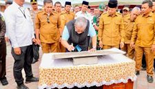 Terlihat Wakil Menteri Perumahan dan Kawasan Permukiman (PKP) Republik Indonesia, Fahri Hamzah, meresmikan hasil Program DAK Pengentasan Permukiman Kumuh Terpadu (PPKT) Kawasan Dorokarama II Segmen I Tahun 2025 di Desa Soro, Kabupaten Dompu, didampingi Bupati Dompu, jajaran Pemerintah Kabupaten Dompu, serta perwakilan Pemerintah Provinsi NTB.