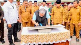 Terlihat Wakil Menteri Perumahan dan Kawasan Permukiman (PKP) Republik Indonesia, Fahri Hamzah, meresmikan hasil Program DAK Pengentasan Permukiman Kumuh Terpadu (PPKT) Kawasan Dorokarama II Segmen I Tahun 2025 di Desa Soro, Kabupaten Dompu, didampingi Bupati Dompu, jajaran Pemerintah Kabupaten Dompu, serta perwakilan Pemerintah Provinsi NTB.