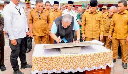 Fahri Hamzah didampingi Bupati Dompu dan jajaran Pemprov NTB meresmikan Kawasan Dorokarama II Segmen I Program DAK PPKT 2025 di Desa Soro Kabupaten Dompu.