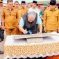 Terlihat Wakil Menteri Perumahan dan Kawasan Permukiman (PKP) Republik Indonesia, Fahri Hamzah, meresmikan hasil Program DAK Pengentasan Permukiman Kumuh Terpadu (PPKT) Kawasan Dorokarama II Segmen I Tahun 2025 di Desa Soro, Kabupaten Dompu, didampingi Bupati Dompu, jajaran Pemerintah Kabupaten Dompu, serta perwakilan Pemerintah Provinsi NTB.
