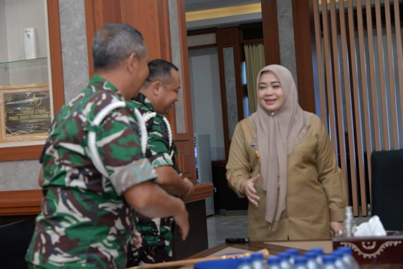 Wakil Gubernur NTB Indah Dhamayanti Putri menerima kunjungan silaturahmi Dandenpom IX/2 Mataram Letkol Cpm I Gusti N.B. Chrisna Putra di Ruang Kerja Wakil Gubernur NTB, didampingi Kepala Dinas Kesehatan Provinsi NTB.