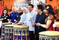 Wakil Gubernur NTB Hj Indah Dhamayanti Putri bersama Menteri Pemuda dan Olahraga, jajaran InJourney, MGPA, serta para tamu undangan memukul beduk sebagai simbol resmi peluncuran Pertamina Grand Prix of Indonesia (MotoGP Mandalika) 2026 di Jakarta, Kamis (18/6/2026).