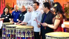 Wakil Gubernur NTB Hj Indah Dhamayanti Putri bersama Menteri Pemuda dan Olahraga, jajaran InJourney, MGPA, serta para tamu undangan memukul beduk sebagai simbol resmi peluncuran Pertamina Grand Prix of Indonesia (MotoGP Mandalika) 2026 di Jakarta, Kamis (18/6/2026).