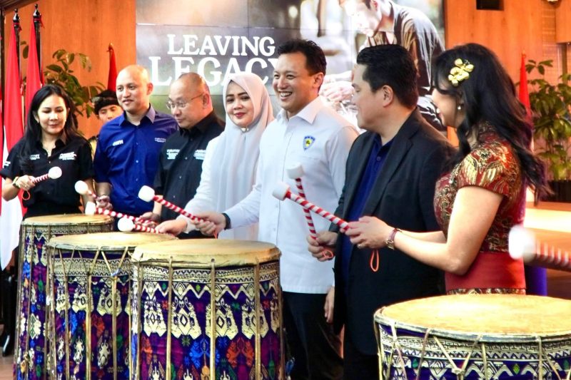 Wakil Gubernur NTB Hj Indah Dhamayanti Putri bersama Menteri Pemuda dan Olahraga, jajaran InJourney, MGPA, serta para tamu undangan memukul beduk sebagai simbol resmi peluncuran Pertamina Grand Prix of Indonesia (MotoGP Mandalika) 2026 di Jakarta, Kamis (18/6/2026).