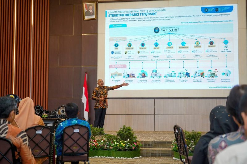 Kepala BSSN menyampaikan paparan terkait lonjakan ancaman siber dalam forum keamanan digital di Universitas Mataram.
