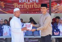 Ketua Divisi Sosialisasi, Pendidikan Pemilih, Partisipasi Masyarakat, dan SDM KPU NTB, Agus Hilman, saat menyampaikan sambutan pada kegiatan penyembelihan hewan kurban Idul Adha 1447 Hijriah di halaman Kantor KPU NTB, Mataram.