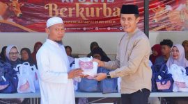 Ketua Divisi Sosialisasi, Pendidikan Pemilih, Partisipasi Masyarakat, dan SDM KPU NTB, Agus Hilman, saat menyampaikan sambutan pada kegiatan penyembelihan hewan kurban Idul Adha 1447 Hijriah di halaman Kantor KPU NTB, Mataram.