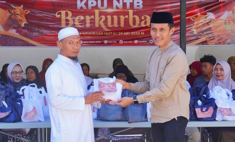 Ketua Divisi Sosialisasi, Pendidikan Pemilih, Partisipasi Masyarakat, dan SDM KPU NTB, Agus Hilman, saat menyampaikan sambutan pada kegiatan penyembelihan hewan kurban Idul Adha 1447 Hijriah di halaman Kantor KPU NTB, Mataram.