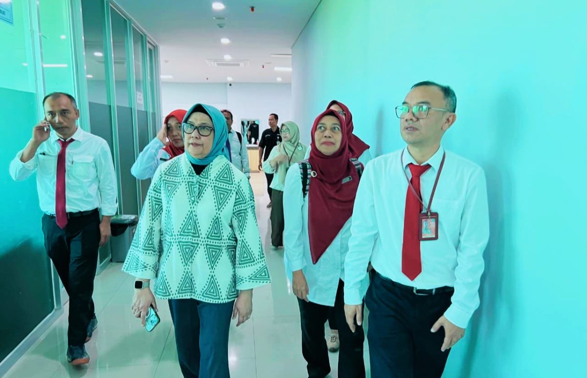 Direktur RSUP NTB bersama tim verifikator Kementerian Kesehatan Republik Indonesia saat melakukan verifikasi lapangan untuk menilai kesiapan RSUP NTB sebagai rumah sakit pendidikan unggulan di Nusa Tenggara Barat.