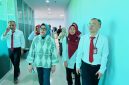 Direktur RSUP NTB bersama tim verifikator Kementerian Kesehatan Republik Indonesia saat melakukan verifikasi lapangan untuk menilai kesiapan RSUP NTB sebagai rumah sakit pendidikan unggulan di Nusa Tenggara Barat.