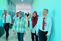 Direktur RSUP NTB bersama tim verifikator Kementerian Kesehatan Republik Indonesia saat melakukan verifikasi lapangan untuk menilai kesiapan RSUP NTB sebagai rumah sakit pendidikan unggulan di Nusa Tenggara Barat.