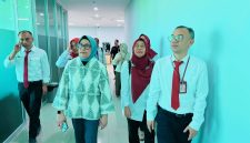 Direktur RSUP NTB bersama tim verifikator Kementerian Kesehatan Republik Indonesia saat melakukan verifikasi lapangan untuk menilai kesiapan RSUP NTB sebagai rumah sakit pendidikan unggulan di Nusa Tenggara Barat.