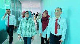 Direktur RSUP NTB bersama tim verifikator Kementerian Kesehatan Republik Indonesia saat melakukan verifikasi lapangan untuk menilai kesiapan RSUP NTB sebagai rumah sakit pendidikan unggulan di Nusa Tenggara Barat.