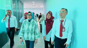 Direktur RSUP NTB bersama tim verifikator Kementerian Kesehatan Republik Indonesia saat melakukan verifikasi lapangan untuk menilai kesiapan RSUP NTB sebagai rumah sakit pendidikan unggulan di Nusa Tenggara Barat.