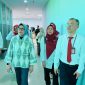 Direktur RSUP NTB bersama tim verifikator Kementerian Kesehatan Republik Indonesia saat melakukan verifikasi lapangan untuk menilai kesiapan RSUP NTB sebagai rumah sakit pendidikan unggulan di Nusa Tenggara Barat.