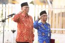Ketua KPU Provinsi NTB Muhammad Khuwailid memimpin Upacara Peringatan Hari Lahir Pancasila Tahun 2026 di halaman Kantor KPU Provinsi NTB, Mataram, Senin (1/6).