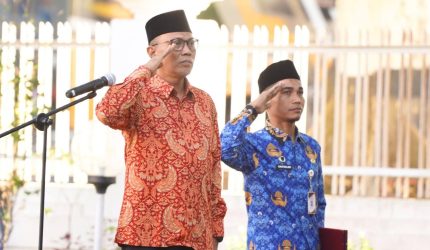 Ketua KPU NTB Muhammad Khuwailid memimpin Upacara Hari Lahir Pancasila 2026 di Kantor KPU Provinsi NTB Mataram.