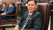 Wakil Ketua Komisi IV DPRD Lombok Timur Ahmad Amrullah memberikan keterangan terkait dugaan penipuan dan praktik jual beli titik dapur Makan Bergizi Gratis (MBG) yang tengah ditangani aparat penegak hukum.