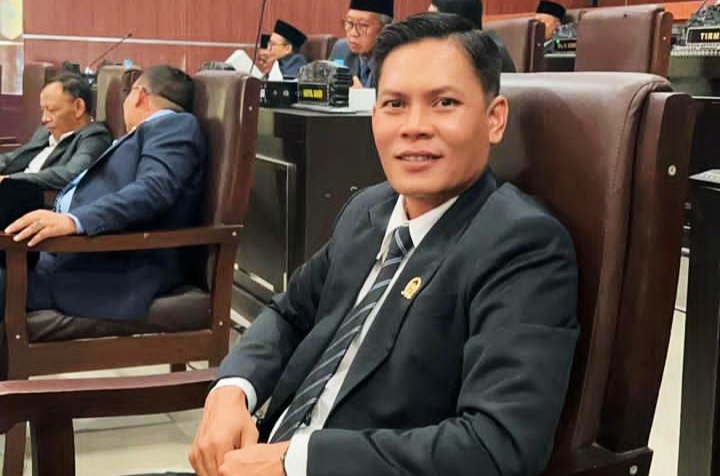 Wakil Ketua Komisi IV DPRD Lombok Timur Ahmad Amrullah memberikan keterangan terkait dugaan penipuan dan praktik jual beli titik dapur Makan Bergizi Gratis (MBG) yang tengah ditangani aparat penegak hukum.