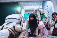 Sekretaris Daerah NTB Abul Chair bersama jajaran Panitia Penyelenggara Ibadah Haji (PPIH) NTB saat menyambut kedatangan 393 jamaah haji Kloter 1 asal Kabupaten Lombok Timur di Aula Bir Ali 2 Asrama Haji Embarkasi Lombok.