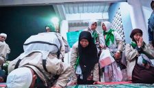 Sekretaris Daerah NTB Abul Chair bersama jajaran Panitia Penyelenggara Ibadah Haji (PPIH) NTB saat menyambut kedatangan 393 jamaah haji Kloter 1 asal Kabupaten Lombok Timur di Aula Bir Ali 2 Asrama Haji Embarkasi Lombok.