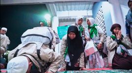 Sekretaris Daerah NTB Abul Chair bersama jajaran Panitia Penyelenggara Ibadah Haji (PPIH) NTB saat menyambut kedatangan 393 jamaah haji Kloter 1 asal Kabupaten Lombok Timur di Aula Bir Ali 2 Asrama Haji Embarkasi Lombok.