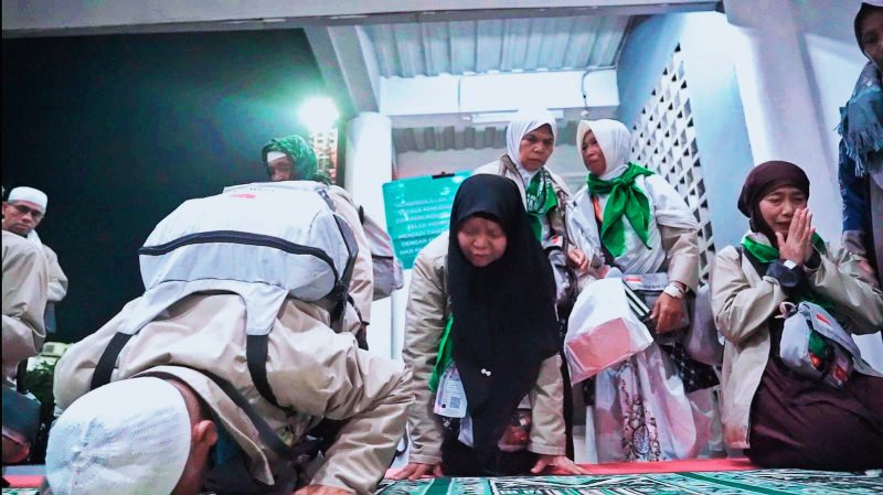 Sekretaris Daerah NTB Abul Chair bersama jajaran Panitia Penyelenggara Ibadah Haji (PPIH) NTB saat menyambut kedatangan 393 jamaah haji Kloter 1 asal Kabupaten Lombok Timur di Aula Bir Ali 2 Asrama Haji Embarkasi Lombok.