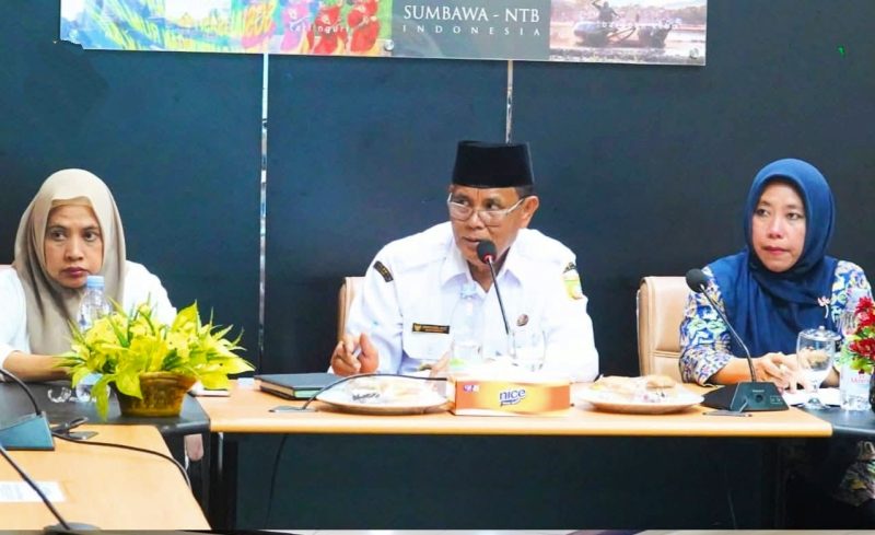 Bupati Sumbawa Ir. H. Syarafuddin Jarot, M.P., saat membuka Sosialisasi Pembangunan Jaringan Perpipaan dan Sambungan Rumah SPAM Beringin Sila dan SPAM Marenteh di Aula Bapperida Kabupaten Sumbawa, Rabu (3/6/2026).