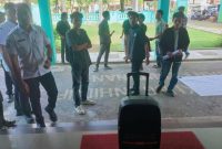 Puluhan mahasiswa yang tergabung dalam Aliansi Pengurus Himpunan Pelajar dan Mahasiswa Wera (HPMW) Mataram menyampaikan aspirasi di depan Kantor DLHK Provinsi NTB terkait dugaan pelanggaran lingkungan oleh tambak udang di Kecamatan Wera, Kabupaten Bima.