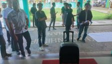 Puluhan mahasiswa yang tergabung dalam Aliansi Pengurus Himpunan Pelajar dan Mahasiswa Wera (HPMW) Mataram menyampaikan aspirasi di depan Kantor DLHK Provinsi NTB terkait dugaan pelanggaran lingkungan oleh tambak udang di Kecamatan Wera, Kabupaten Bima.