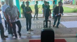 Puluhan mahasiswa yang tergabung dalam Aliansi Pengurus Himpunan Pelajar dan Mahasiswa Wera (HPMW) Mataram menyampaikan aspirasi di depan Kantor DLHK Provinsi NTB terkait dugaan pelanggaran lingkungan oleh tambak udang di Kecamatan Wera, Kabupaten Bima.