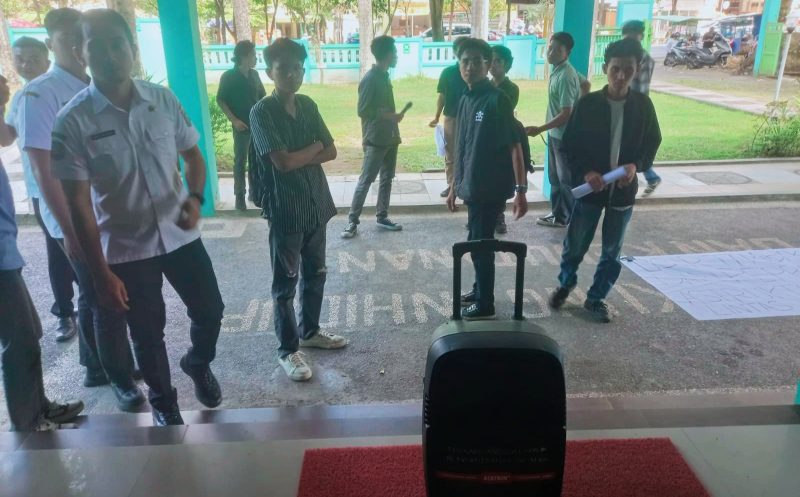 Puluhan mahasiswa yang tergabung dalam Aliansi Pengurus Himpunan Pelajar dan Mahasiswa Wera (HPMW) Mataram menyampaikan aspirasi di depan Kantor DLHK Provinsi NTB terkait dugaan pelanggaran lingkungan oleh tambak udang di Kecamatan Wera, Kabupaten Bima.