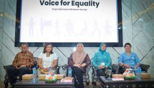 Wakil Gubernur NTB Indah Dhamayanti Putri bersama Ketua TP PKK NTB Sinta M. Iqbal saat meluncurkan program Voice for Equality: Stop Kekerasan Berbasis Gender di Aula Rinjani BPSDMD Provinsi NTB, Mataram.