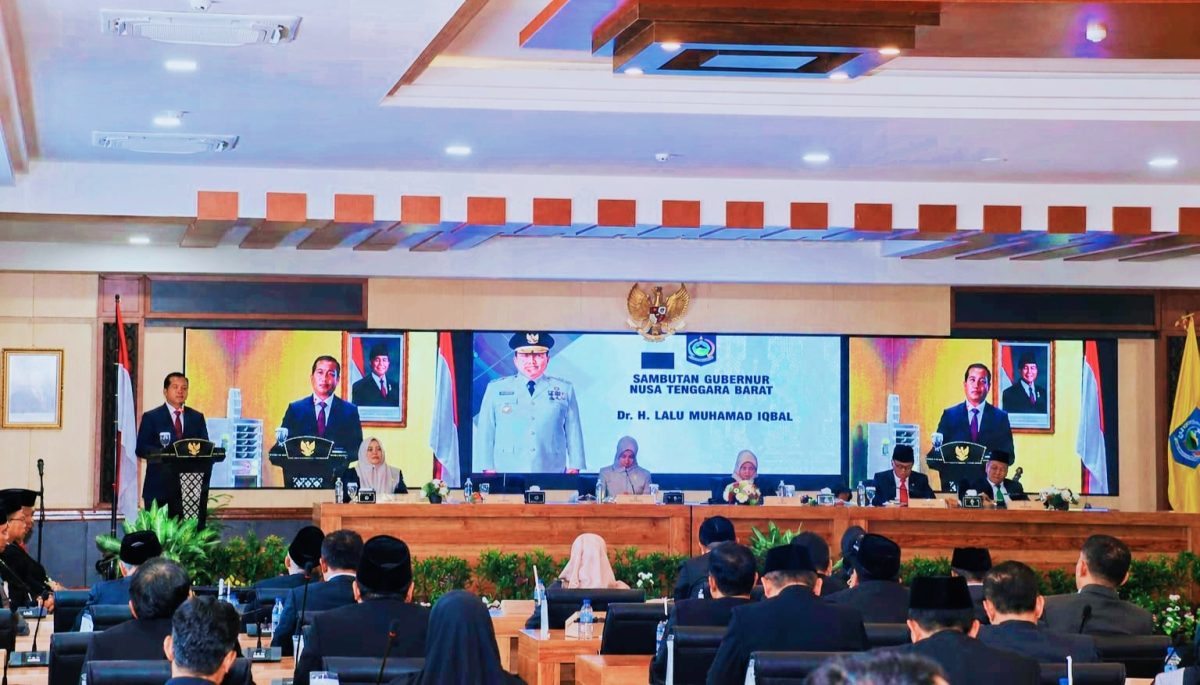 Gubernur NTB Dr. H. Lalu Muhamad Iqbal menyampaikan keterangan kepada awak media usai menghadiri Rapat Paripurna DPRD NTB terkait penyerahan LHP BPK RI Tahun Anggaran 2025 di Kantor Gubernur NTB, Jumat (5/6/2026).