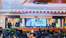 Gubernur NTB Dr. H. Lalu Muhamad Iqbal menyampaikan keterangan kepada awak media usai menghadiri Rapat Paripurna DPRD NTB terkait penyerahan LHP BPK RI Tahun Anggaran 2025 di Kantor Gubernur NTB, Jumat (5/6/2026).
