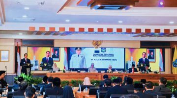 Gubernur NTB Dr. H. Lalu Muhamad Iqbal menyampaikan keterangan kepada awak media usai menghadiri Rapat Paripurna DPRD NTB terkait penyerahan LHP BPK RI Tahun Anggaran 2025 di Kantor Gubernur NTB, Jumat (5/6/2026).