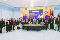 Pembina Yayasan UNBIM Assoc. Prof. Dr. Syamsuriansyah, M.Kes bersama Rektor UNBIM apt. Ajeng Dian Pertiwi, M.Farm dan para dosen peneliti usai penandatanganan Kontrak Hibah Penelitian Eksternal LLDIKTI Wilayah VIII Tahun Anggaran 2026 di Aula Bima UNBIM.