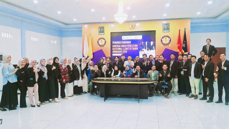 Pembina Yayasan UNBIM Assoc. Prof. Dr. Syamsuriansyah, M.Kes bersama Rektor UNBIM apt. Ajeng Dian Pertiwi, M.Farm dan para dosen peneliti usai penandatanganan Kontrak Hibah Penelitian Eksternal LLDIKTI Wilayah VIII Tahun Anggaran 2026 di Aula Bima UNBIM.