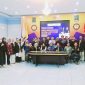 Pembina Yayasan UNBIM Assoc. Prof. Dr. Syamsuriansyah, M.Kes bersama Rektor UNBIM apt. Ajeng Dian Pertiwi, M.Farm dan para dosen peneliti usai penandatanganan Kontrak Hibah Penelitian Eksternal LLDIKTI Wilayah VIII Tahun Anggaran 2026 di Aula Bima UNBIM.