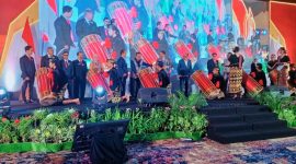 Gubernur NTB Lalu Muhamad Iqbal bersama jajaran ADVOKAI saat membuka Rakernas ADVOKAI 2026 di Mataram yang dirangkaikan dengan peluncuran Gerakan 1.000 Paralegal untuk Indonesia.