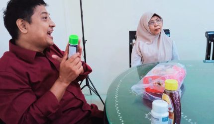 Perwakilan HNI memaparkan program sertifikasi halal dan pengembangan UMKM kepada peserta sosialisasi di Dinas Koperasi UKM NTB, Mataram.