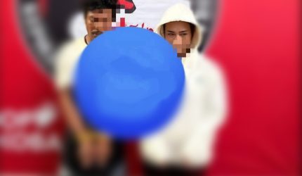 DJ perempuan di Bima ditangkap polisi terkait dugaan peredaran sabu dengan barang bukti 11 paket sabu seberat 12,42 gram di Desa Nata Kecamatan Palibelo Kabupaten Bima.