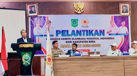 Ketua KONI NTB Mori Hanafi melantik dan mengukuhkan dr. H. Irfan beserta jajaran Pengurus KONI Kabupaten Bima masa bakti 2026-2030 di Aula Kantor Bupati Bima, Sabtu (6/6/2026).