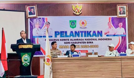 Ketua KONI NTB Mori Hanafi melantik dr. H. Irfan sebagai Ketua KONI Kabupaten Bima periode 2026-2030 di Aula Kantor Bupati Bima.